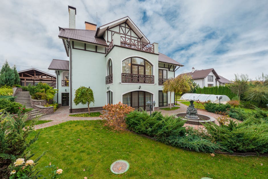 Beautifully manicured green lawn in front of a home